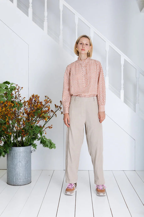 The Nova barrel leg jean by Bonte is a relaxed pull-on with an elasticated back, in an organic cotton baby-cord in a versatile ecru, with twin-needle detail . There is a side-seam panel detail with a welt pocket and one back patch pocket. This style works well both rolled up or down. Available at aprilmae - a womenswear boutique located in Chiswick west London specialising in contemporary, everyday clothing for women.  Visit our shop on Devonshire Road W4 for the latest arrivals from all our brands.