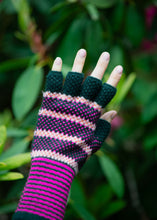 Load image into Gallery viewer, Tuck Stitch Fingerless Gloves - Green/ Fuchsia
