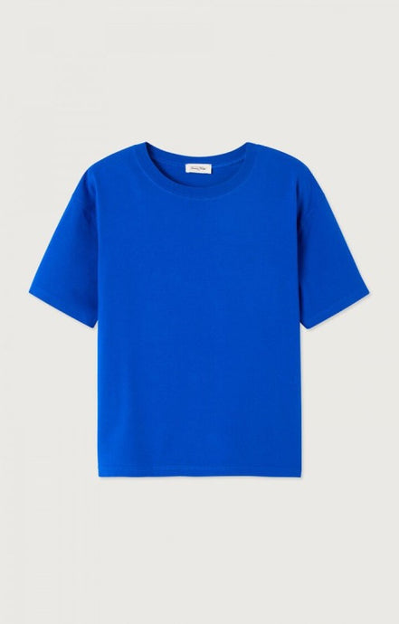Blue t-shirt on a light gray background. Fizvalley is the perfect oversized T-Shirt made from 100% smooth cotton from American Vintage. Available at aprilmae - a womenswear boutique located in Chiswick west London specialising in contemporary, everyday clothing for women.  Visit our shop on Devonshire Road W4 for the latest arrivals from brands including Rains, Rails, Bellerose, Bonte, Vanessa Bruno, Hartford and Colorful Standard.