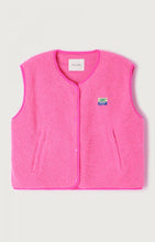 Load image into Gallery viewer, A bright pink fleece gilet with snap button closure, zip pockets, and an American Vintage patch logo on the left chest area. Hoktown hooded fleece by American Vintage in Acid Pink. Available at aprilmae - a womenswear boutique located in Chiswick west London specialising in contemporary, everyday clothing for women.  Visit our shop on Devonshire Road W4 for the latest arrivals.
