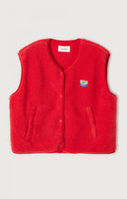 Load image into Gallery viewer,  A red fleece gilet with snap button closure, zip pockets, and an American Vintage patch logo on the left chest area. Hoktown hooded fleece by American Vintage in strawberry red. Available at aprilmae - a womenswear boutique located in Chiswick west London specialising in contemporary, everyday clothing for women.  Visit our shop on Devonshire Road W4 for the latest arrivals.
