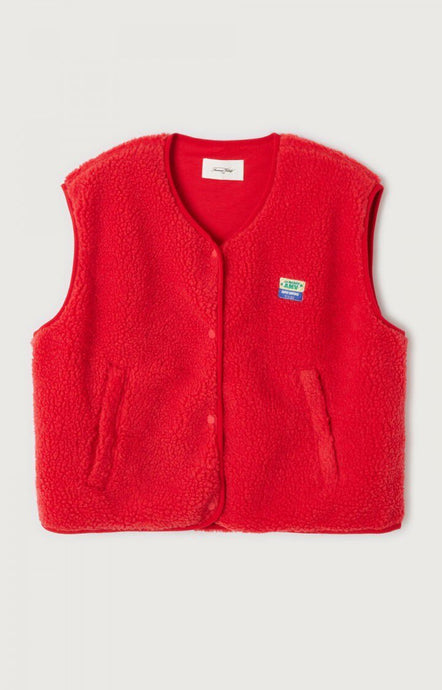  A red fleece gilet with snap button closure, zip pockets, and an American Vintage patch logo on the left chest area. Hoktown hooded fleece by American Vintage in strawberry red. Available at aprilmae - a womenswear boutique located in Chiswick west London specialising in contemporary, everyday clothing for women.  Visit our shop on Devonshire Road W4 for the latest arrivals.