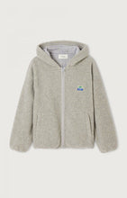 Load image into Gallery viewer, Hoktown hooded fleece by American Vintage in light grey. Available at aprilmae - a womenswear boutique located in Chiswick west London specialising in contemporary, everyday clothing for women.  Visit our shop on Devonshire Road W4 for the latest arrivals from brands including Rains, Rails, Bellerose, Bonte, Vanessa Bruno, Hartford and Colorful Standard.

