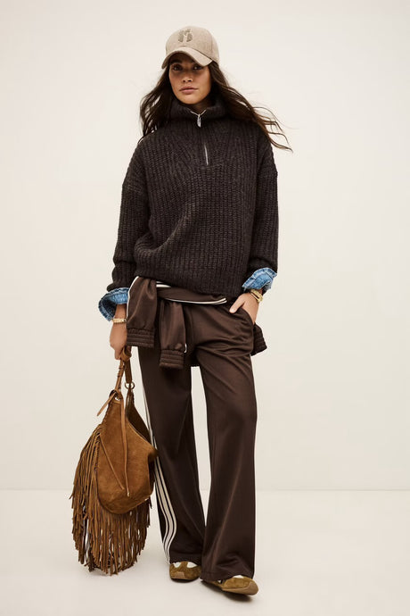 Person wearing a dark sweater and brown pants with a fringed bag on a white background
jumper ba&sh brown 
