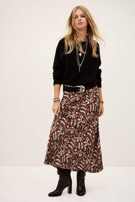 Woman wearing a black sweater and leopard print skirt on a white background
ba&sh skirt womenswear aprilmae London