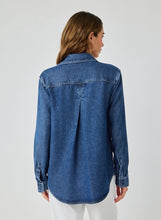 Load image into Gallery viewer, This Horizon Wash Pocket Button Down Shirt from Bella Dahl offers a modern twist on a classic button down. Made with soft and breathable lyocell fabric, it is perfect for denim-on-denim or paired with crisp white pants. Upgrade your wardrobe with this versatile and stylish piece. Available at aprilmae - a womenswear boutique located in Chiswick west London specialising in contemporary, everyday clothing for women.  Visit our shop on Devonshire Road W4 for the latest arrivals.

