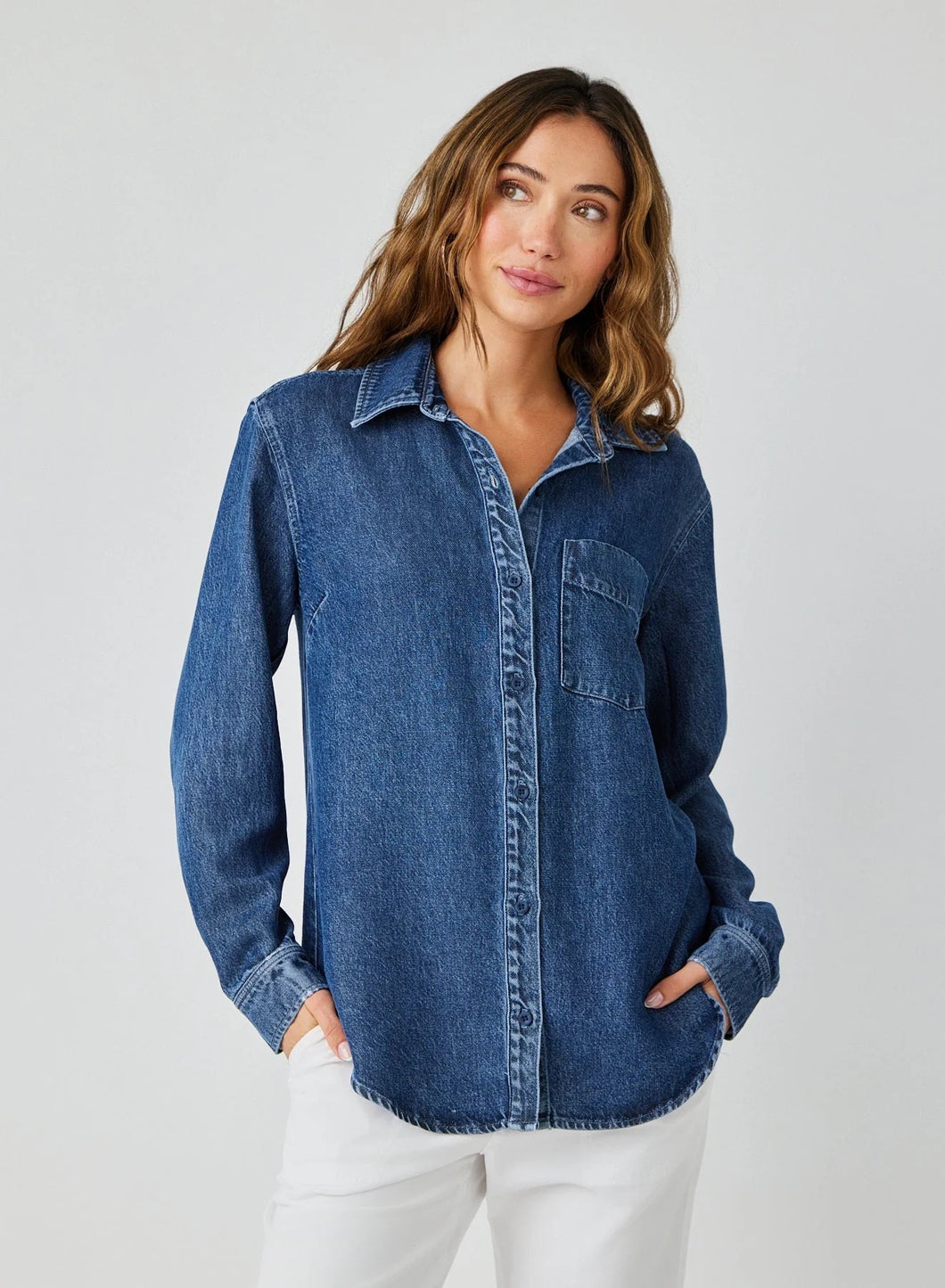 This Horizon Wash Pocket Button Down Shirt from Bella Dahl offers a modern twist on a classic button down. Made with soft and breathable lyocell fabric, it is perfect for denim-on-denim or paired with crisp white pants. Upgrade your wardrobe with this versatile and stylish piece. Available at aprilmae - a womenswear boutique located in Chiswick west London specialising in contemporary, everyday clothing for women.  Visit our shop on Devonshire Road W4 for the latest arrivals.