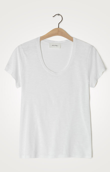 This easy, everyday T-shirt from American Vintage is your ideal basic white  tee. Made from a soft and lightweight cotton blend jersey, it is perfect for layering up. Available at aprilmae - a womenswear boutique located in Chiswick west London specialising in contemporary, everyday clothing for women.  Visit our shop on Devonshire Road W4 for the latest arrivals from brands including Rains, Rails, Bellerose, Bonte, Vanessa Bruno, Hartford and Colorful Standard.