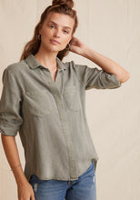 Load image into Gallery viewer, The Split Back Button Down Shirt is Bella Dahl&#39;s signature button down. Designed with two front pockets, a split back detail and long sleeves with roll tab, this shirt is perfect for everyday wear. Aprilmae contemporary designer womenswear in Chiswick.
