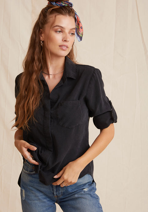 The Split Back Button Down Shirt is Bella Dahl's signature button down. Designed with two front pockets, a split back detail and long sleeves with roll tab, this shirt is perfect for everyday wear. Aprilmae contemporary designer womenswear in Chiswick.