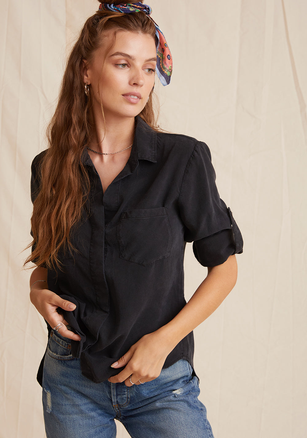 The Split Back Button Down Shirt is Bella Dahl's signature button down. Designed with two front pockets, a split back detail and long sleeves with roll tab, this shirt is perfect for everyday wear. Aprilmae contemporary designer womenswear in Chiswick.