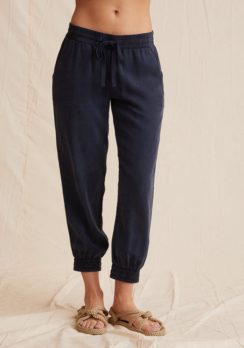 The Jogger Pant from Bella Dahl is a relaxed, everyday pant.  It features a drawstring waist, side pockets and elasticated cuffs. Aprilmae designer womenswear in Chiswick.