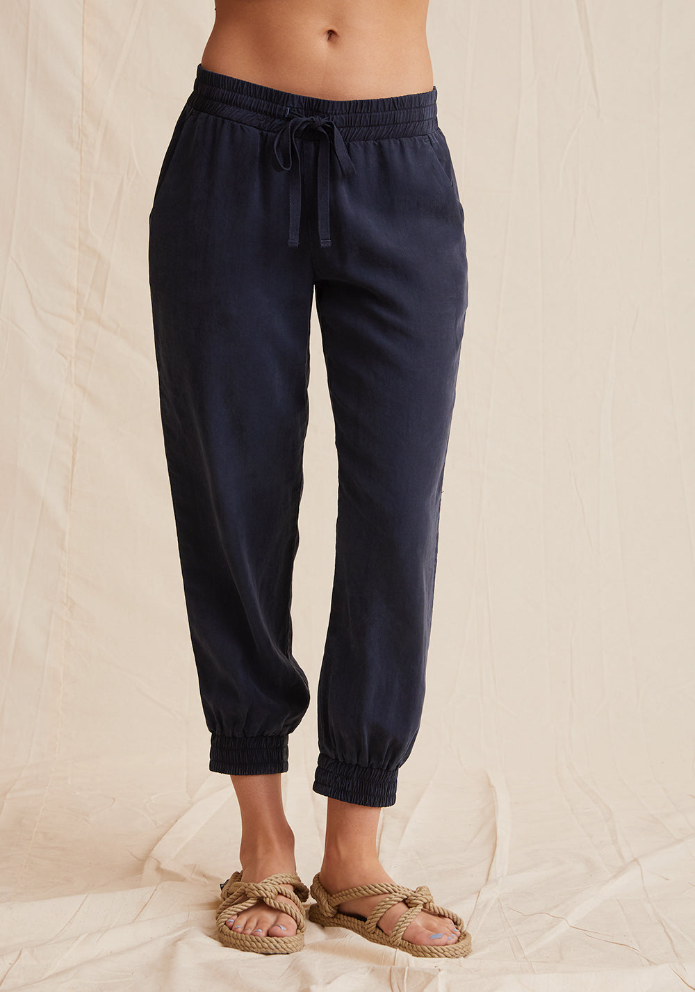 The Jogger Pant from Bella Dahl is a relaxed, everyday pant.  It features a drawstring waist, side pockets and elasticated cuffs. Aprilmae designer womenswear in Chiswick.