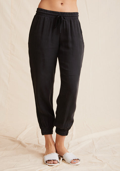The Jogger Pant from Bella Dahl is a relaxed, everyday pant. It features a drawstring waist, side pockets and elasticated cuffs. Aprilmae designer womenswear in Chiswick.  Edit alt text