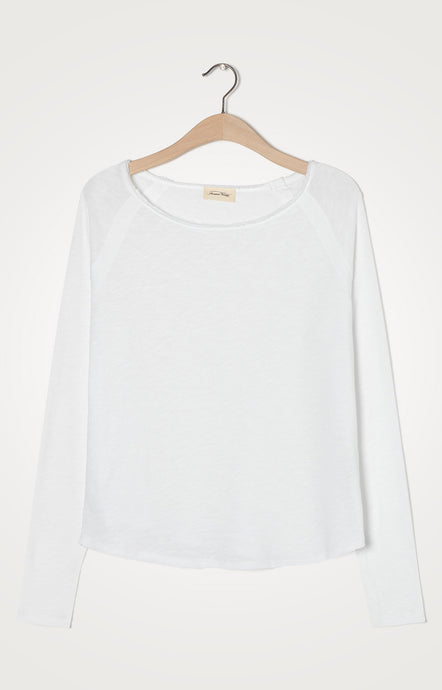 The Sonoma long sleeve T-Shirt from American Vintage looks great on its own or layered. It is made from a heavyweight authentic slub cotton and is soft and warm. Featuring raw edge detailing, the Sonoma has a laid-back vibe.
