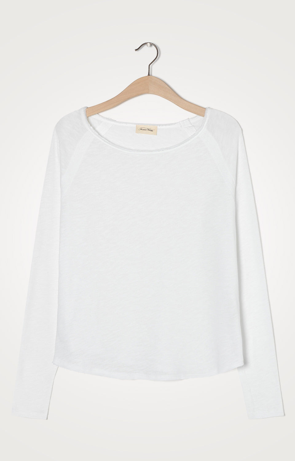 The Sonoma long sleeve T-Shirt from American Vintage looks great on its own or layered. It is made from a heavyweight authentic slub cotton and is soft and warm. Featuring raw edge detailing, the Sonoma has a laid-back vibe.